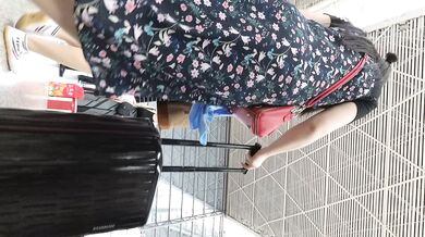 【极品抄底】超高质量机场地铁抄底高挑美女阴毛旺盛露出两根 三角内内夹在逼缝隙里 (5)