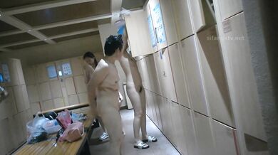 十二月新流出大神潜入水上乐园更衣间四处游走偷拍脱光衣服来回走的姐妹花